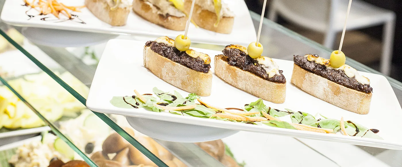 Le comptoir à tapas, avec les montaditos alignés.
