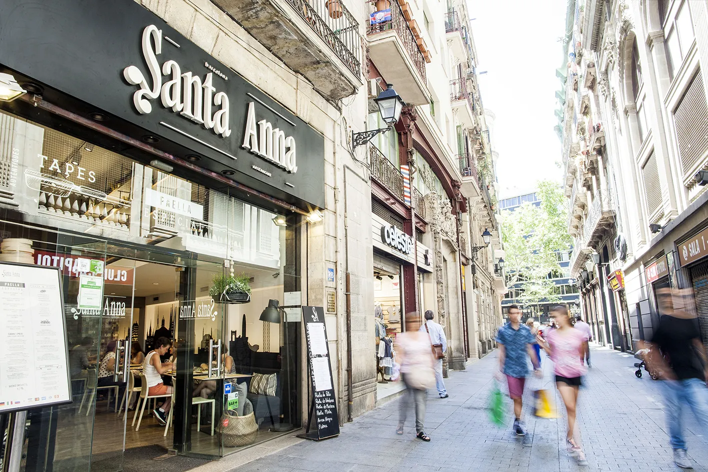 El Carrer de Santa Anna un dia qualsevol, amb la façana del restaurant a l'esquerra.