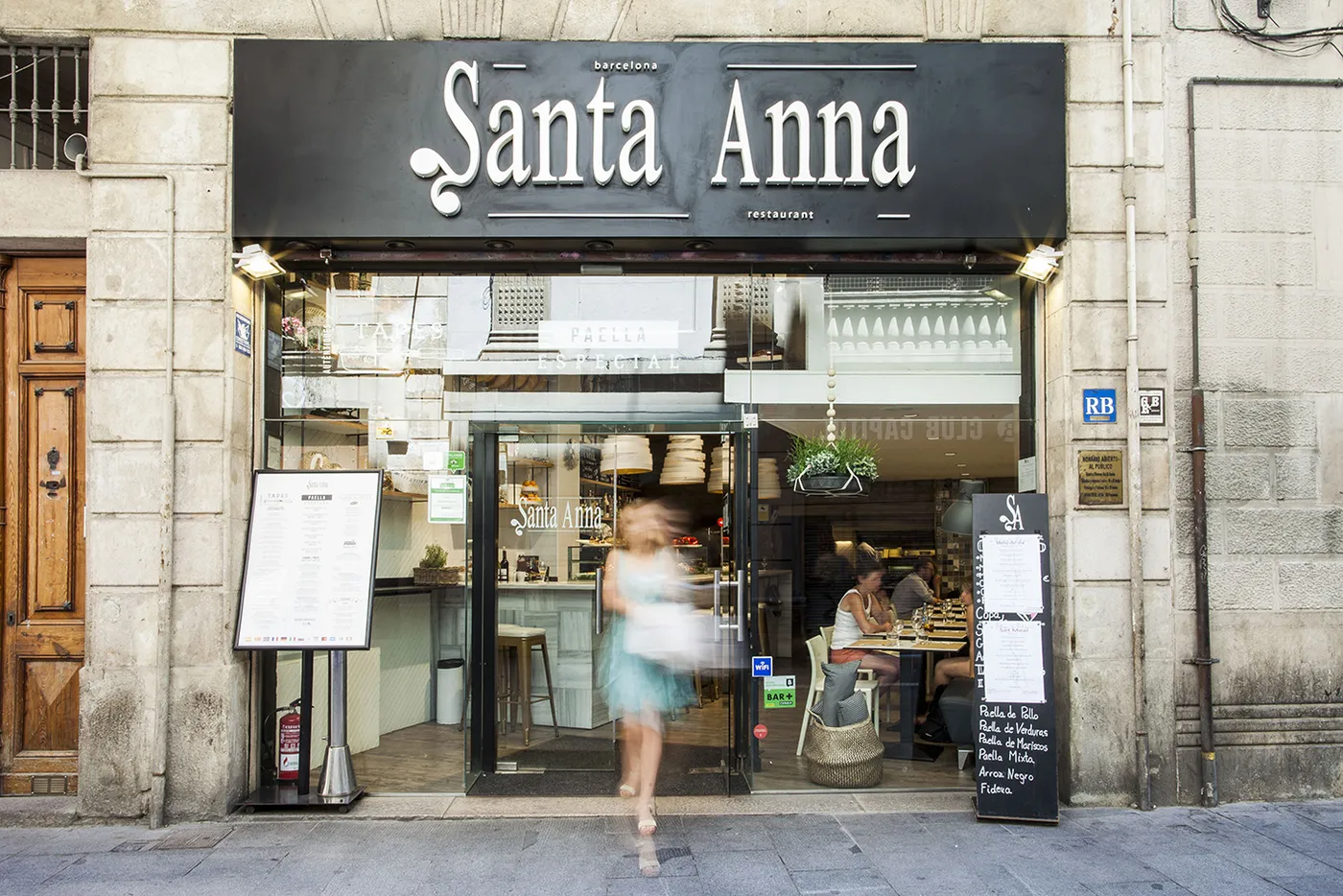 La façana del restaurant, al número 8 del carrer de Santa Anna.