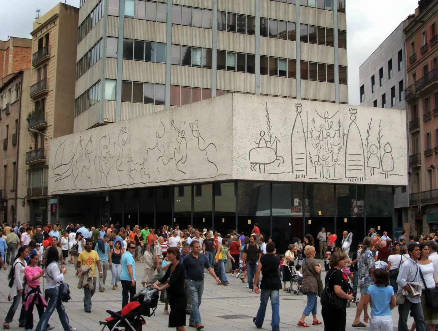 La frise dessinée par Picasso sur la façade du Col·legi d’Arquitectes, place Nova.