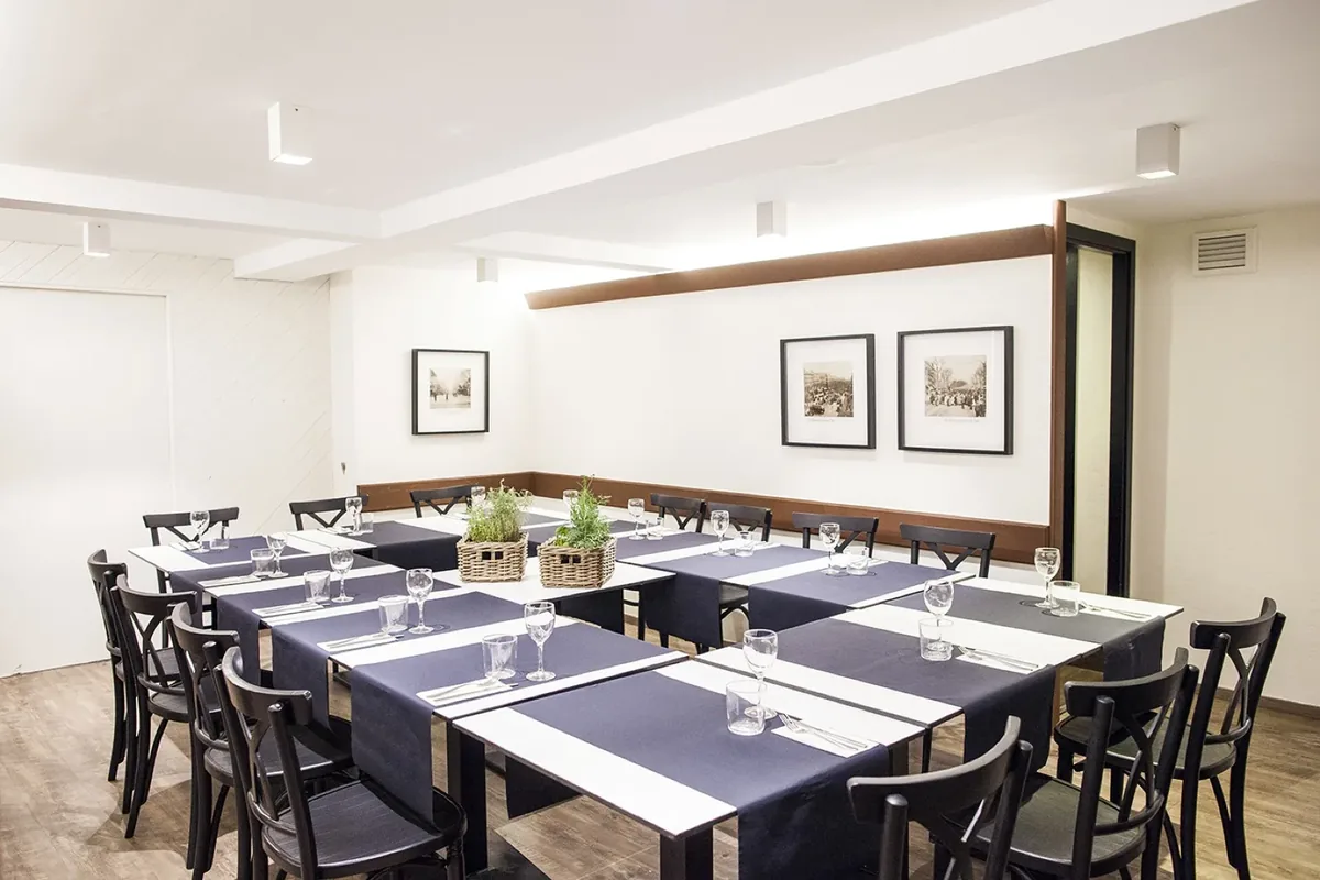Une longue table dressée pour un groupe dans la salle de Santa Anna, dans le quartier gothique.