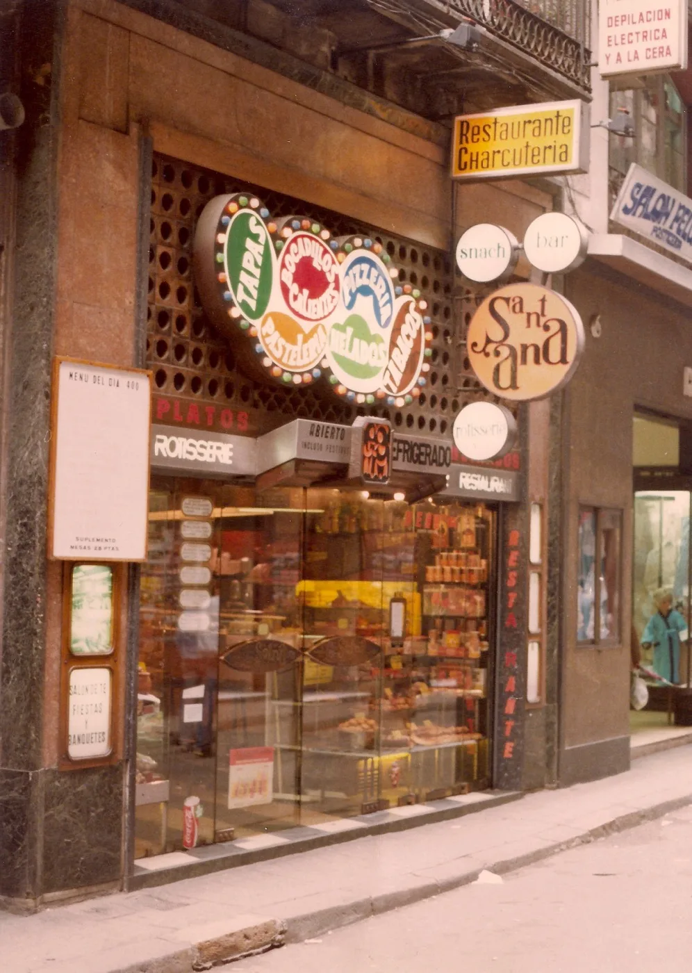 La fachada del número 8 en 1966, con seis óvalos pintados rodeados de bombillas y el cartel del menú del día.